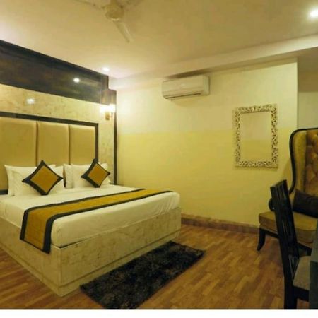 Hotel Plazzo Új-Delhi Kültér fotó