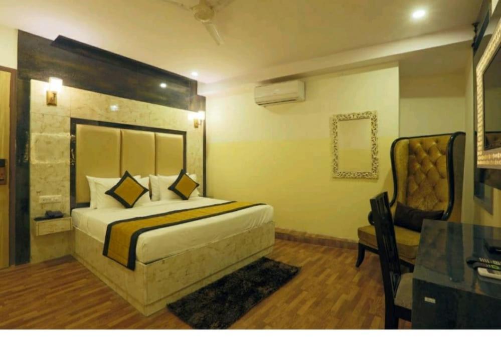 Hotel Plazzo Új-Delhi Kültér fotó