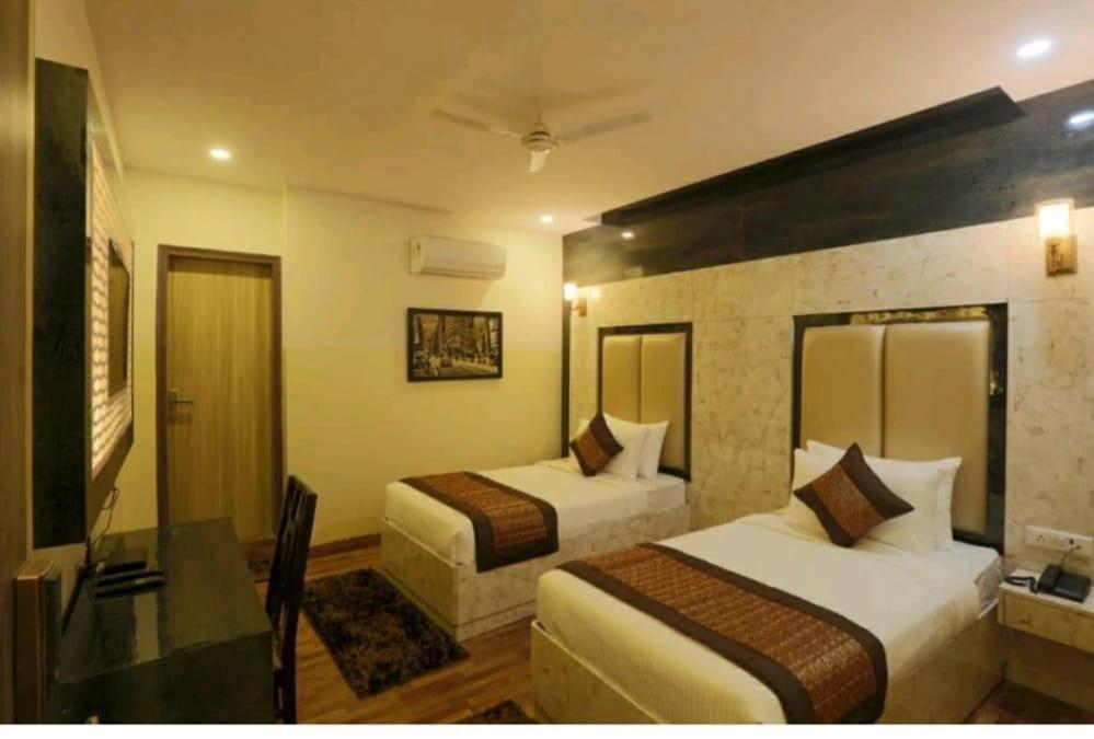 Hotel Plazzo Új-Delhi Kültér fotó